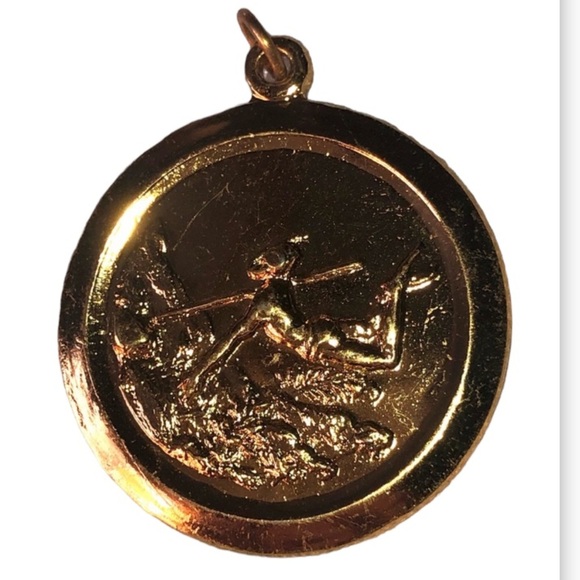 SPEARFISHING PENDANT MEDAL BRASS/GOLD TONE VINTAGE - Picture 1 of 6
